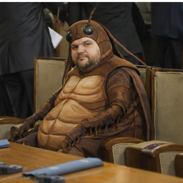 делян пеевски като хлебарка.png